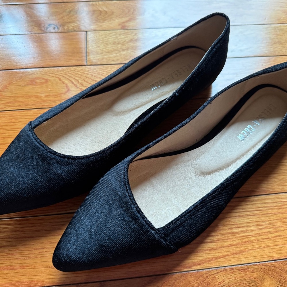 Chelsea28 Black Velvet Flats